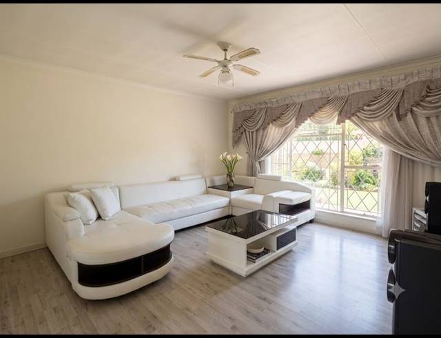 4 BEDROOM HOUSE FOR SALE IN MOFFATT VIEW